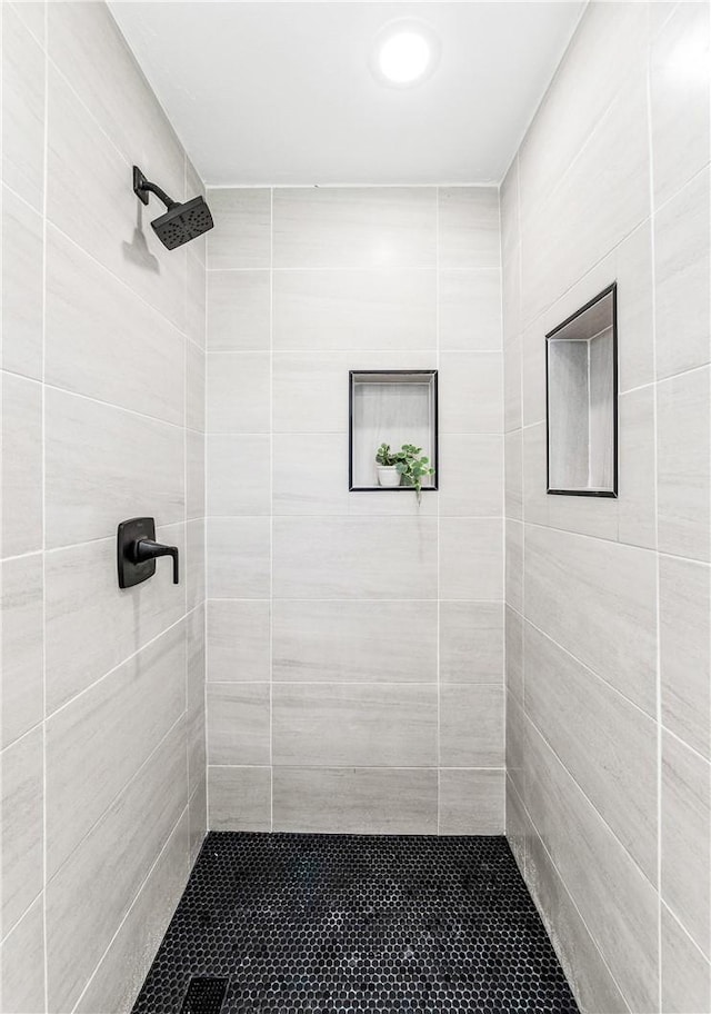 6816 E Driscoll St, Long Beach, CA 90815 - bathroom featuring a tile shower