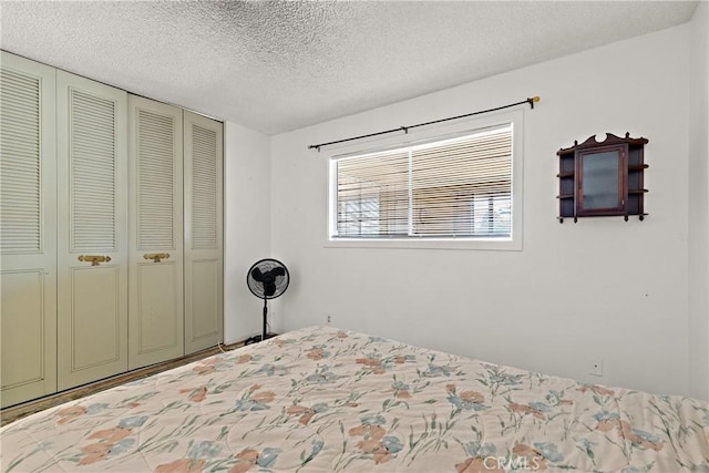 57795 El Dorado Dr, Yucca Valley, CA 92284 - bedroom featuring a closet and a textured ceiling