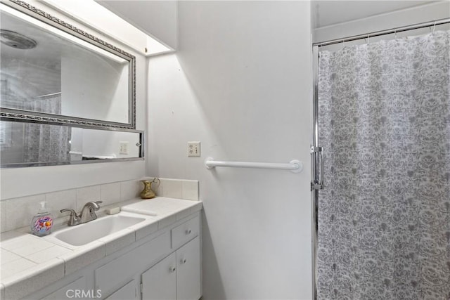 57795 El Dorado Dr, Yucca Valley, CA 92284 - full bath with tasteful backsplash, vanity, and a shower with curtain