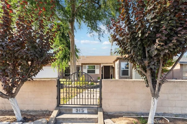 315 E Clinton Ave, Fresno, CA 93704 - view of front facade with a gate