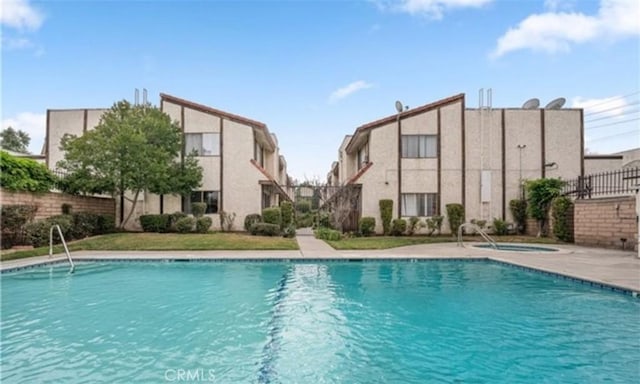 9525 Sylmar Ave Unit 2, Panorama City, CA 91402 - view of community pool