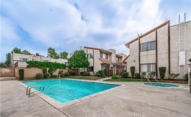9525 Sylmar Ave Unit 2, Panorama City, CA 91402 - community pool with a hot tub, a patio area, and a residential view