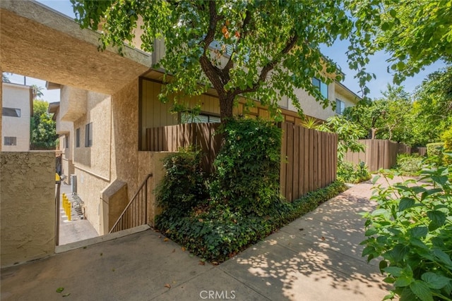 15053 Sherman Way Unit A, Van Nuys, CA 91405 - view of side of home with stucco siding