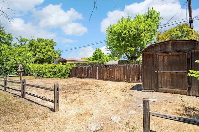 512 S Crawford Ave, Willows, CA 95988 - view of yard featuring a storage unit