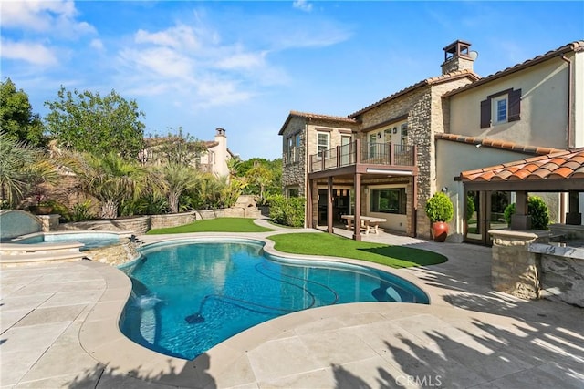 7 Kent Ct, Ladera Ranch, CA 92694 - view of swimming pool with a patio and a pool with connected hot tub
