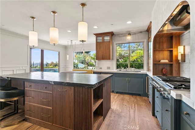 7 Kent Ct, Ladera Ranch, CA 92694 - kitchen featuring open shelves, stainless steel gas cooktop, dark countertops, light wood finished floors, and ornamental molding