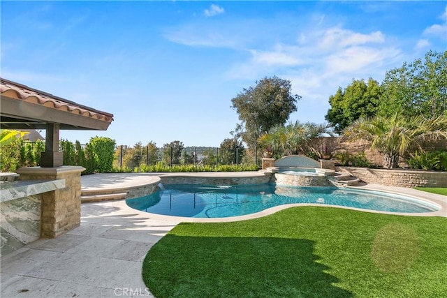 7 Kent Ct, Ladera Ranch, CA 92694 - view of swimming pool featuring a yard, a patio area, and a pool with connected hot tub
