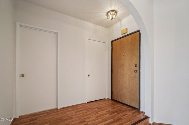 7211 Cozycroft Ave Unit 40, Winnetka, CA 91306 - entryway with arched walkways and wood finished floors