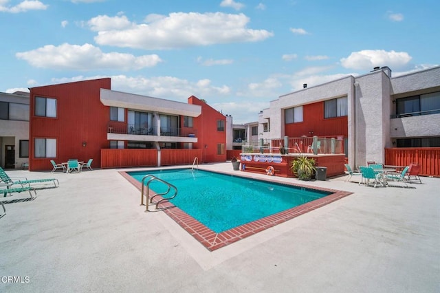 7211 Cozycroft Ave Unit 40, Winnetka, CA 91306 - community pool featuring a patio and a residential view