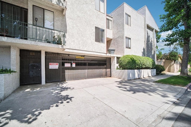7211 Cozycroft Ave Unit 40, Winnetka, CA 91306 - view of building exterior featuring a garage and driveway