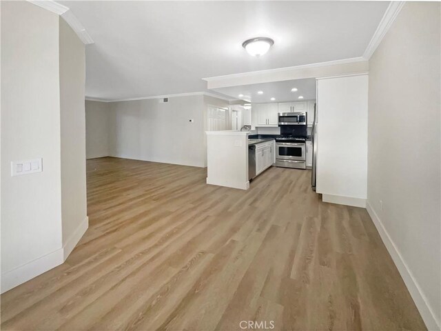 1564 Tanglewood Ln Unit 11, Escondido, CA 92029 - kitchen featuring appliances with stainless steel finishes, crown molding, open floor plan, white cabinets, and light wood-type flooring