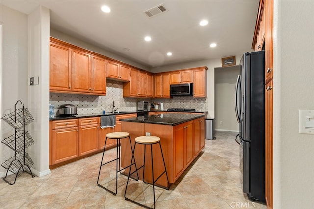 30355 Lamplighter Ln, Menifee, CA 92584 - kitchen featuring freestanding refrigerator, a kitchen island, backsplash, recessed lighting, and a kitchen breakfast bar