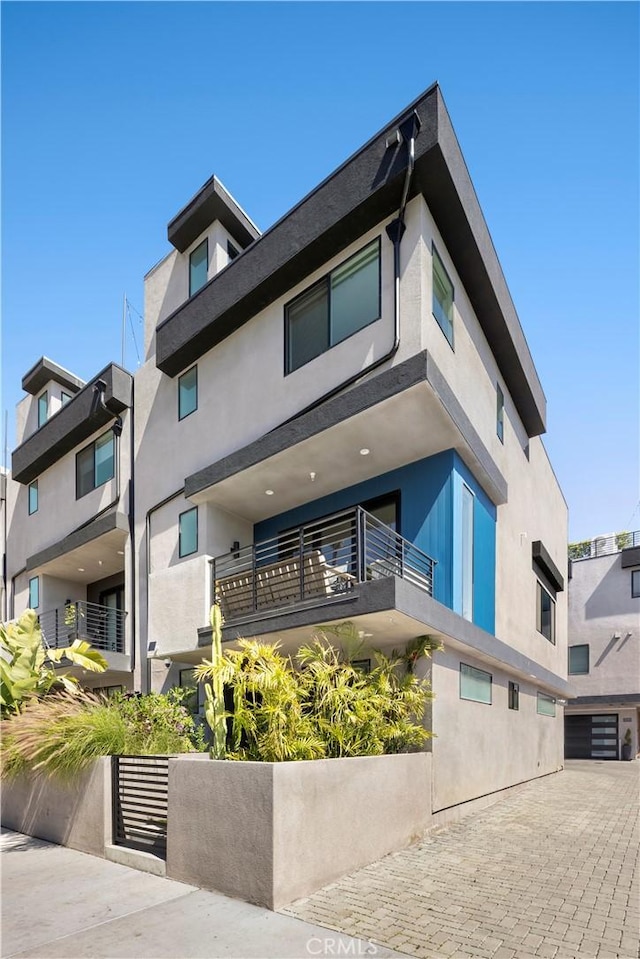 922 N Ridgewood Pl, Los Angeles, CA 90038 - back of property with stucco siding and a balcony