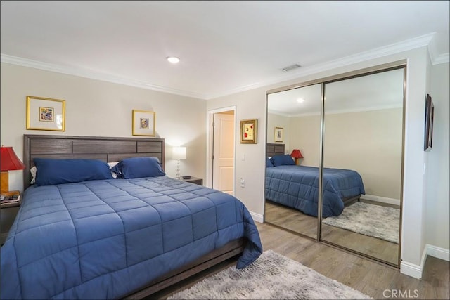 2358 Via Mariposa E Unit B, Laguna Woods, CA 92637 - bedroom featuring wood finished floors, crown molding, a closet, and recessed lighting