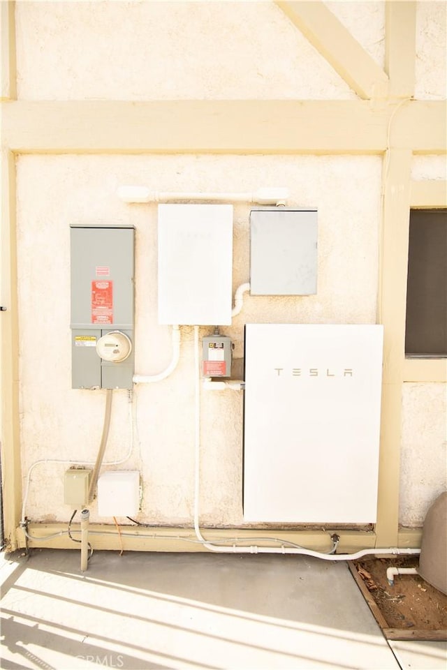 13685 Hidden Valley Rd, Victorville, CA 92395 - exterior view of a power storage unit