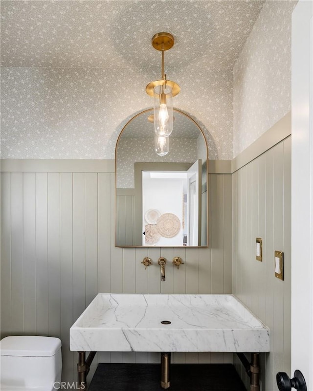 1722 Harper Ave, Redondo Beach, CA 90278 - bathroom with wallpapered walls