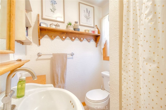 1815 Thrush Rd, Wrightwood, CA 92397 - bathroom featuring a shower with shower curtain and a textured wall