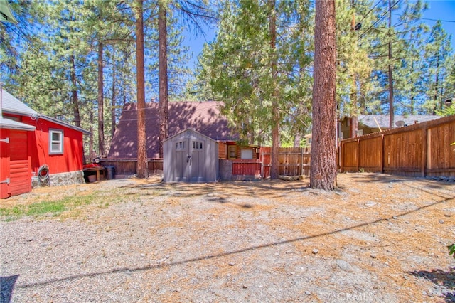 1815 Thrush Rd, Wrightwood, CA 92397 - fenced yard with a storage unit