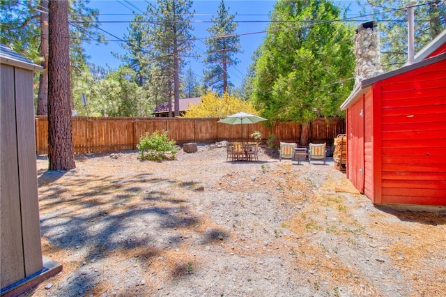 1815 Thrush Rd, Wrightwood, CA 92397 - fenced backyard with a patio