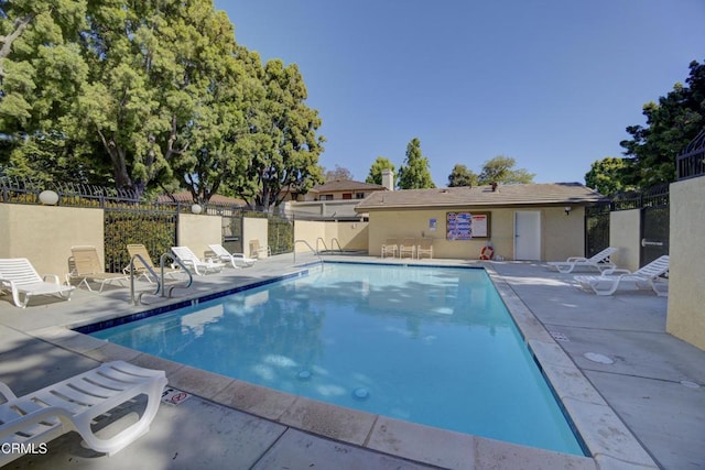 644 Orwell Ln, Ventura, CA 93003 - community pool with a patio