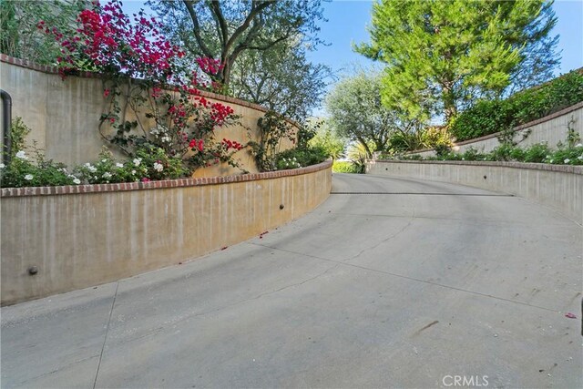 4 Thomas Rd, Ladera Ranch, CA 92694 - view of concrete driveway
