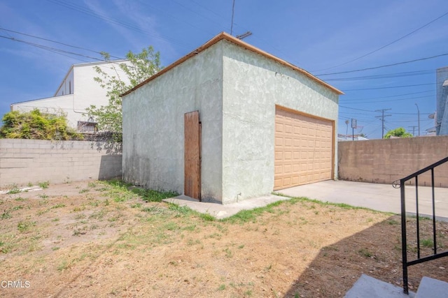 6622 5th Ave, Los Angeles, CA 90043 - detached garage featuring dirt driveway