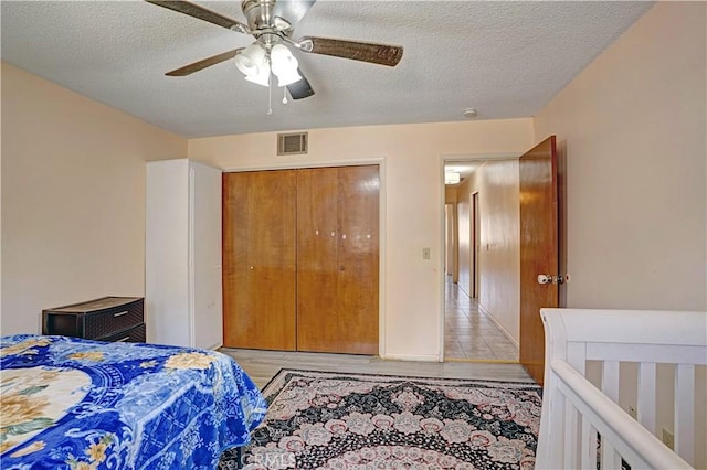 260 E Whittier Ave, Hemet, CA 92543 - bedroom with a textured ceiling, a closet, light wood-style floors, and a ceiling fan