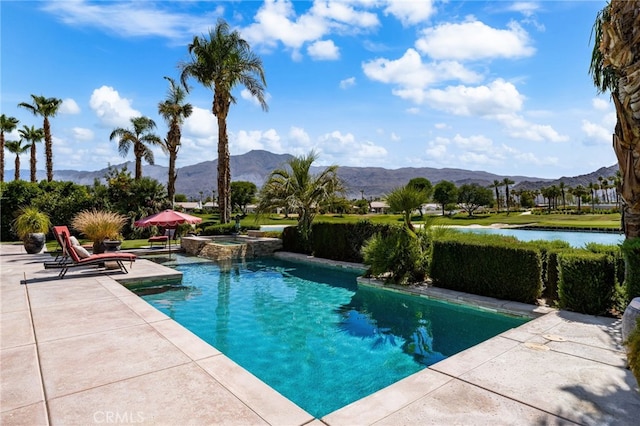 56102 Baltusrol Ln, Quinta, CA 92253 - view of swimming pool featuring a mountain view, a patio area, and a pool with connected hot tub