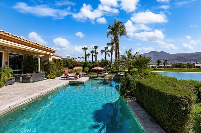 56102 Baltusrol Ln, Quinta, CA 92253 - view of pool featuring a patio area, a mountain view, a pool with connected hot tub, and an outdoor hangout area