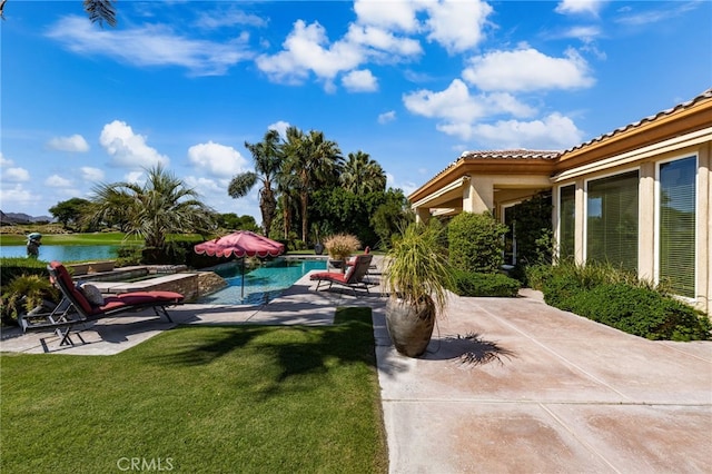 56102 Baltusrol Ln, Quinta, CA 92253 - view of grassy yard featuring a patio area and an outdoor pool