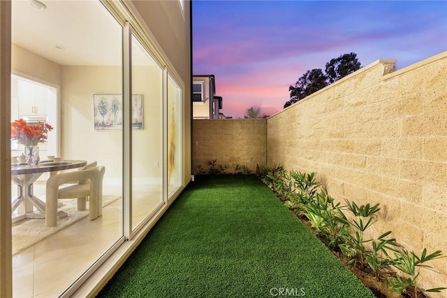 390 Riverbend, Lake Forest, CA 92630 - view of yard at dusk