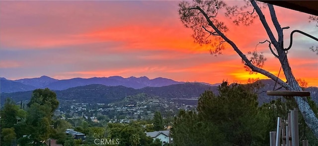 1960 Polaris Dr, Glendale, CA 91208 - view of mountain background
