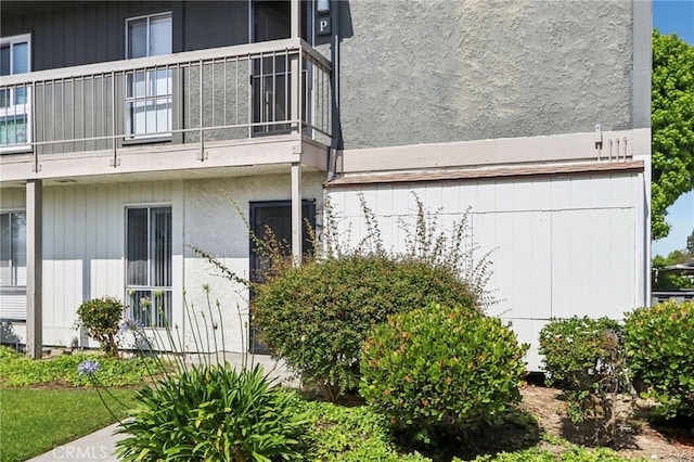 2827 S Fairview St Unit O, Santa Ana, CA 92704 - view of side of property with a balcony and stucco siding
