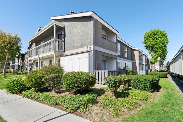 2827 S Fairview St Unit O, Santa Ana, CA 92704 - view of side of home featuring stucco siding and a residential view