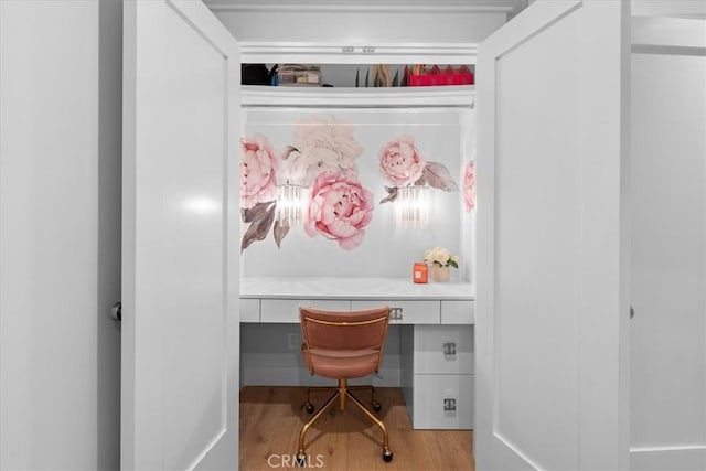 910 28th St, Manhattan Beach, CA 90266 - office space with built in desk and wood finished floors