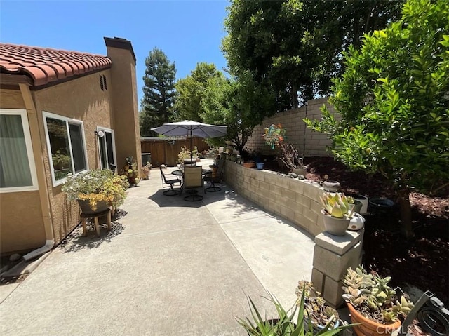 6720 Shaded Wood Pl, Rancho Cucamonga, CA 91701 - fenced backyard featuring a patio and outdoor dining area