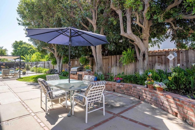 1584 Prima Ct, Camarillo, CA 93010 - fenced backyard with outdoor dining space, a patio, and grilling area
