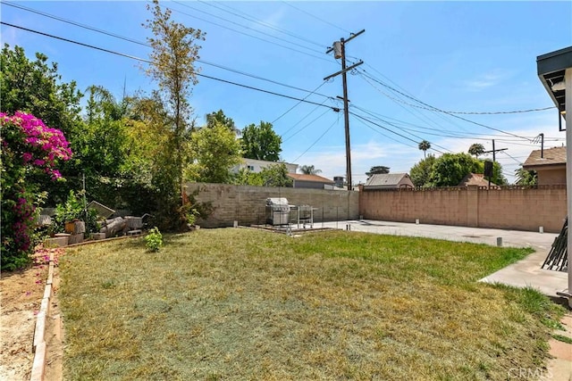 6832 Cantaloupe Ave, Van Nuys, CA 91405 - fenced backyard with a patio area