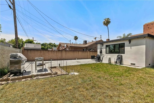 6832 Cantaloupe Ave, Van Nuys, CA 91405 - view of yard featuring a patio area