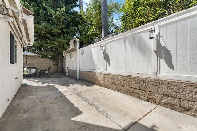 2 Chestnut Dr, Aliso Viejo, CA 92656 - fenced backyard with a patio