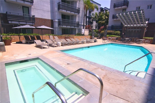 629 Traction Ave Unit 508, Los Angeles, CA 90013 - community pool featuring a patio area and a hot tub
