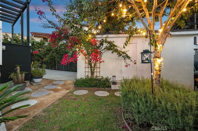 2329 Vineyard Ave, Los Angeles, CA 90016 - view of yard with a pergola