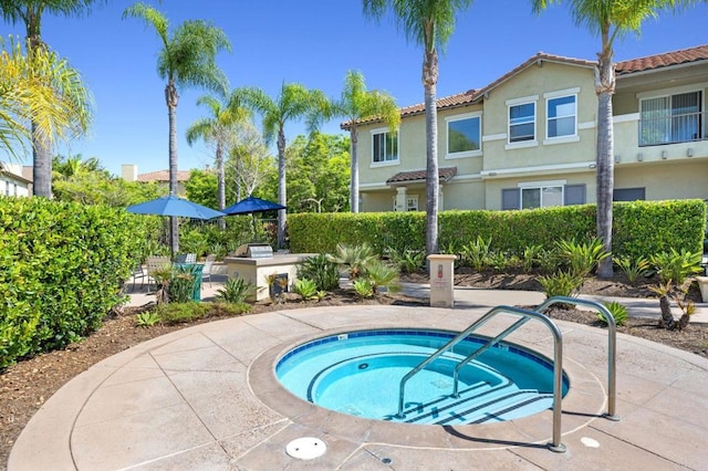 6104 Citracado Cir, Carlsbad, CA 92009 - view of pool featuring a hot tub, a patio, and a pool