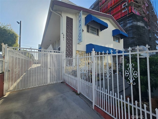 981 S Catalina St, Los Angeles, CA 90006 - view of gate