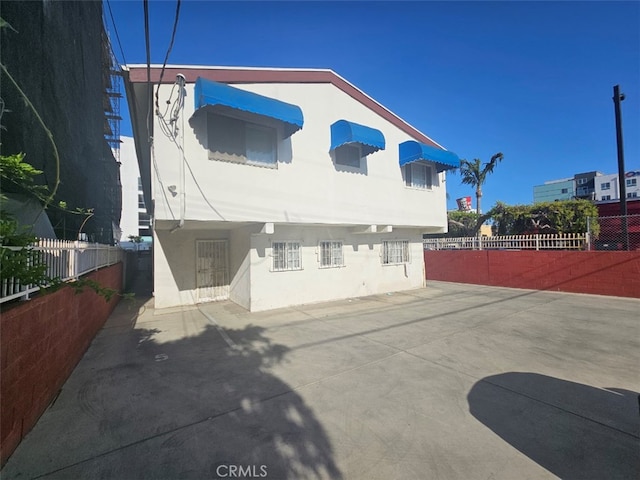 981 S Catalina St, Los Angeles, CA 90006 - rear view of house with stucco siding and a patio