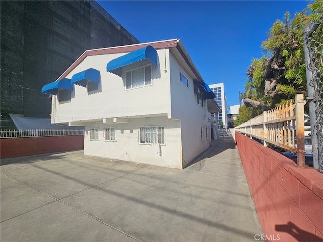 981 S Catalina St, Los Angeles, CA 90006 - back of house with stucco siding and a patio