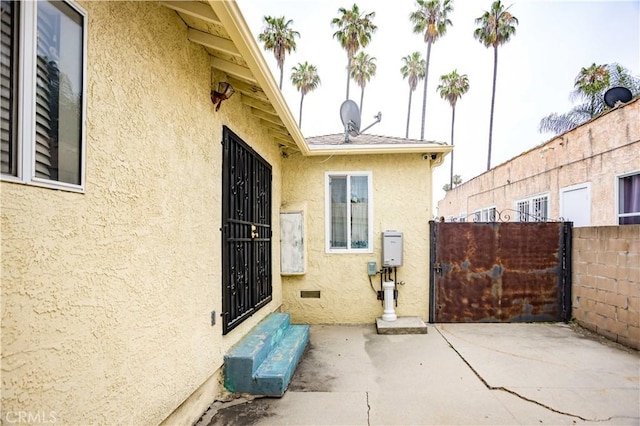 4519 9th Ave, Los Angeles, CA 90043 - entrance to property featuring stucco siding, a gate, and a patio area