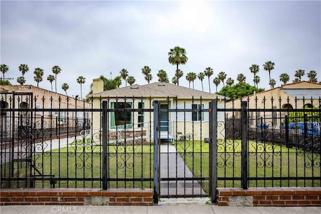 4519 9th Ave, Los Angeles, CA 90043 - gate featuring a fenced front yard