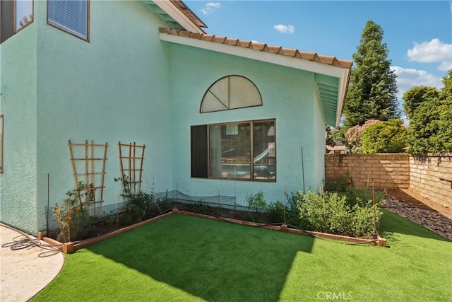 22024 Jeffers Ln, Saugus, CA 91350 - view of side of home featuring stucco siding and a fenced backyard