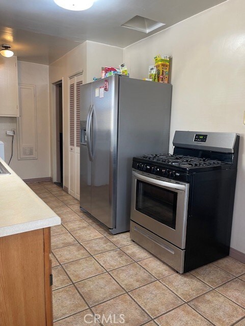 2807 Lincoln Dr, San Bernardino, CA 92405 - photo 17